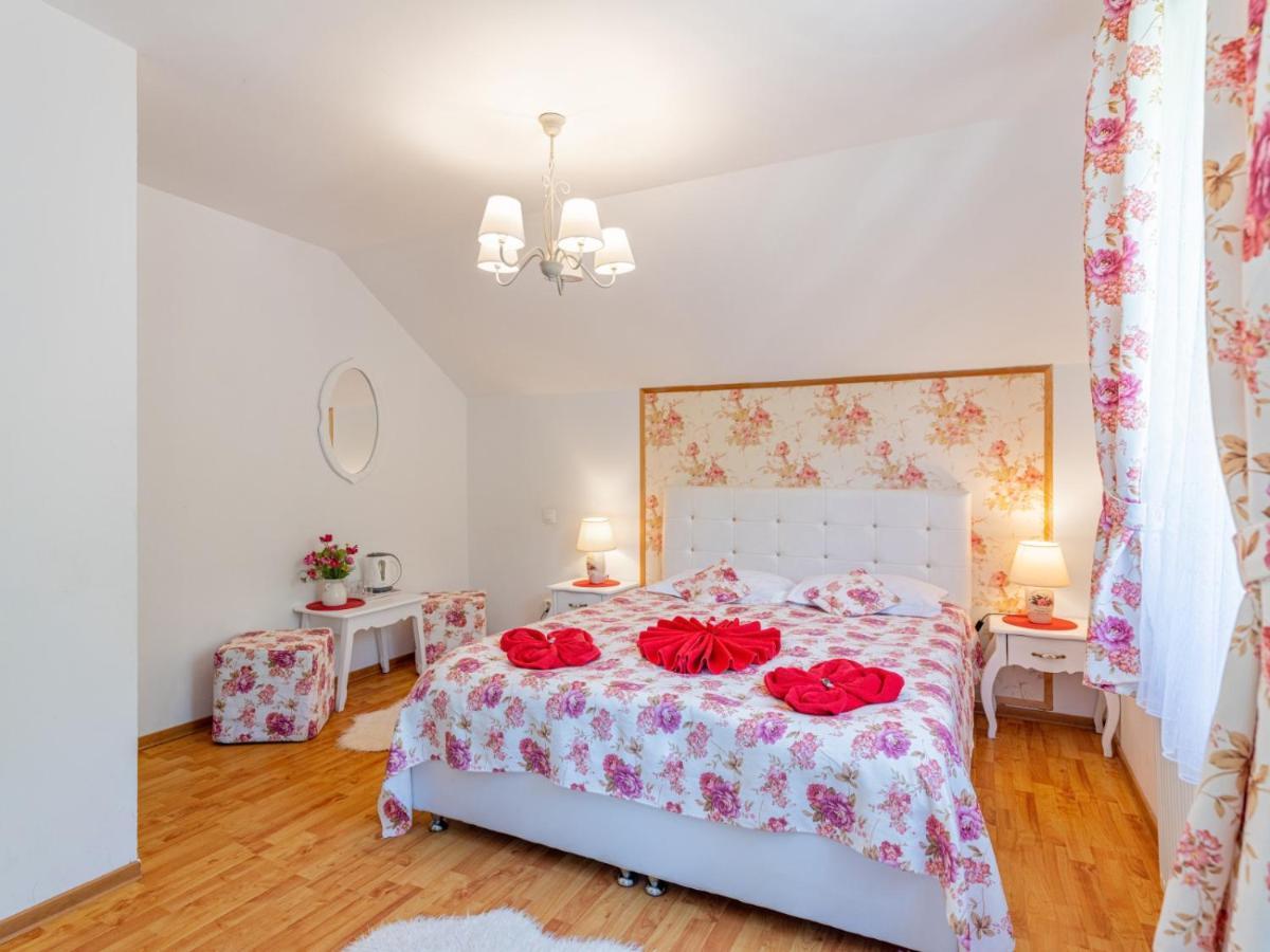 Casuta Cu Trandafiri Hotel Slănic Екстериор снимка