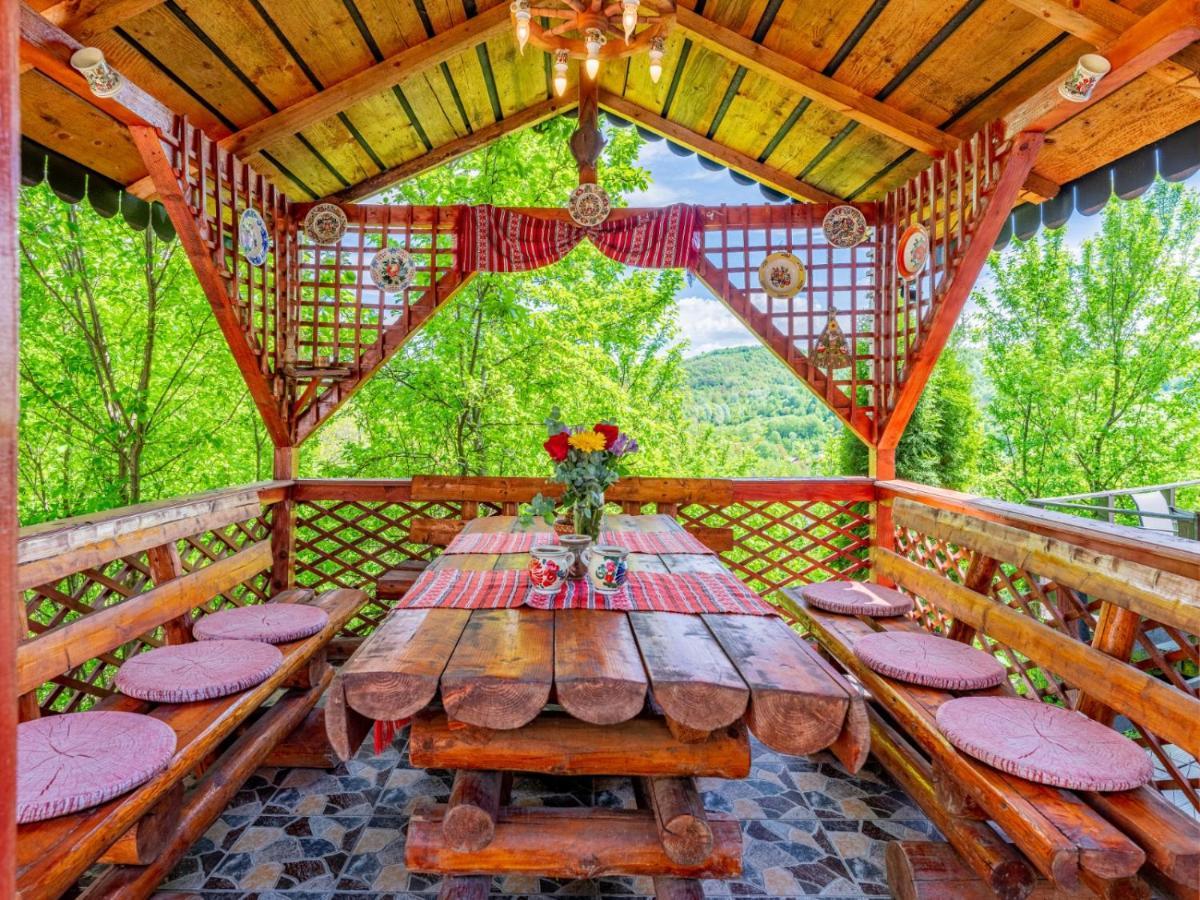 Casuta Cu Trandafiri Hotel Slănic Екстериор снимка